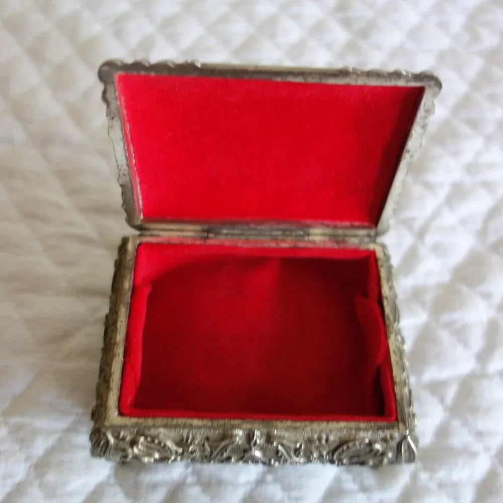 Vtg Silver Plated Man Woman Hunting Trinket Box w/ Red Velvet Lining – Japan